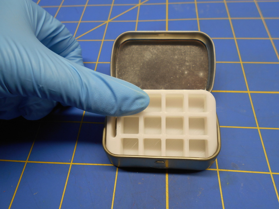 Press the Palette into the Altoids Smalls Tin